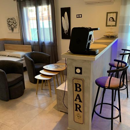 Grand Studio Tres Agreable Avec Bar, Cuisine Et Terrasse Cagnes-sur-Mer Kültér fotó